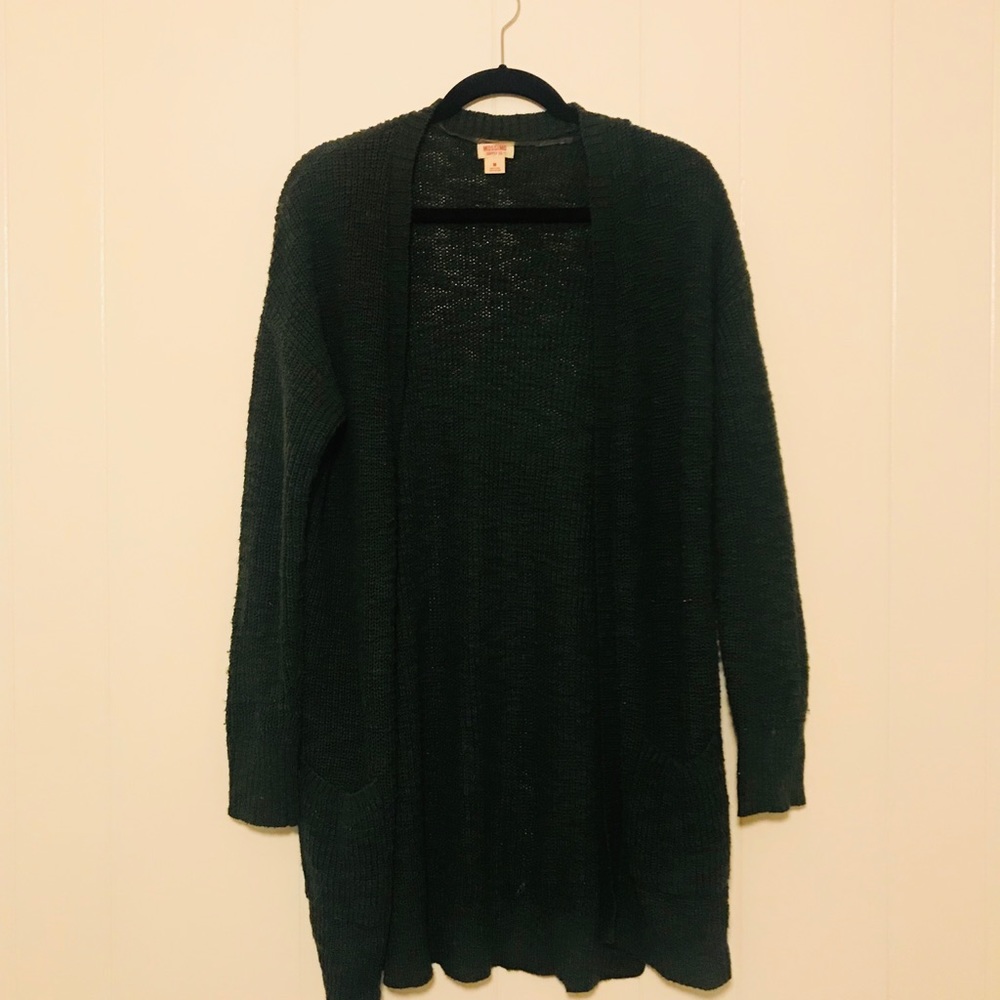 Cozy size M forest green sweater with buttons